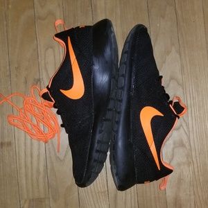 NIKE Roshe's Black and Orange